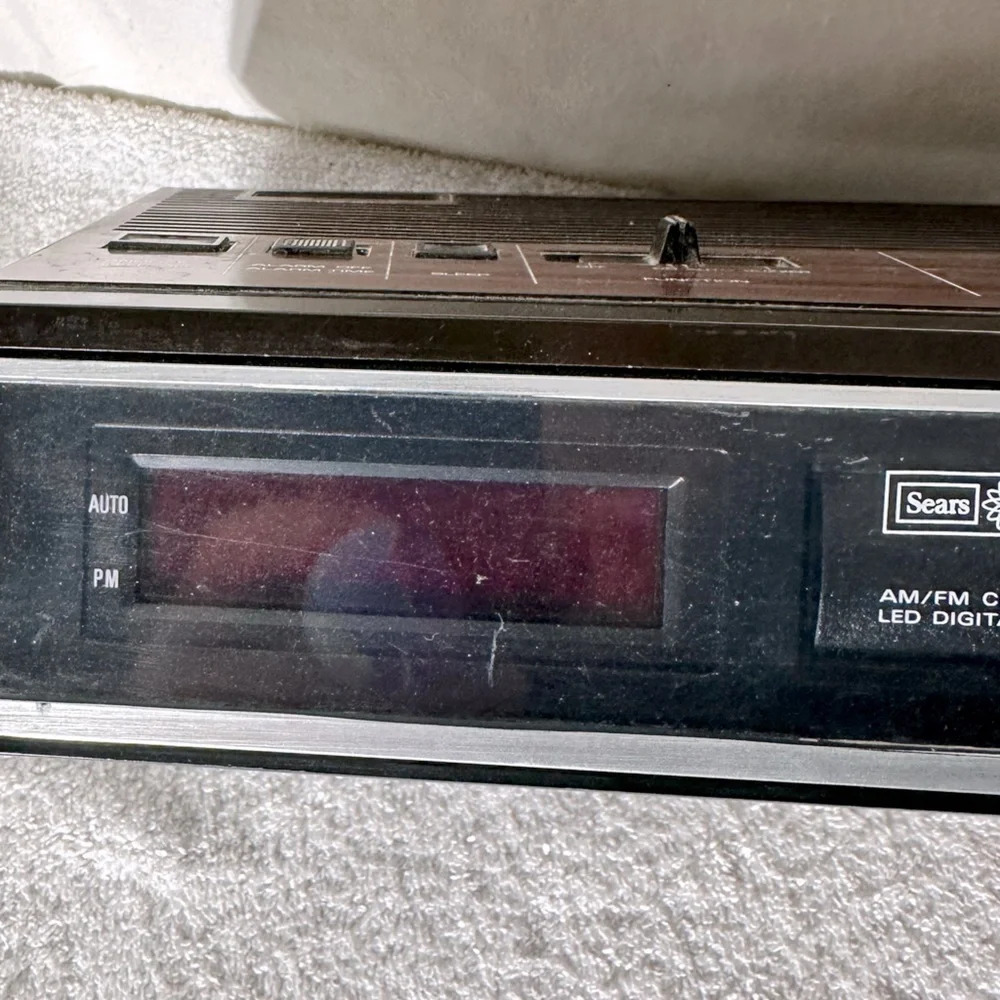 Vintage Sears Electronics AM/FM Clock Radio LED Digital Readout Alarm Clock - Picture 13 of 15